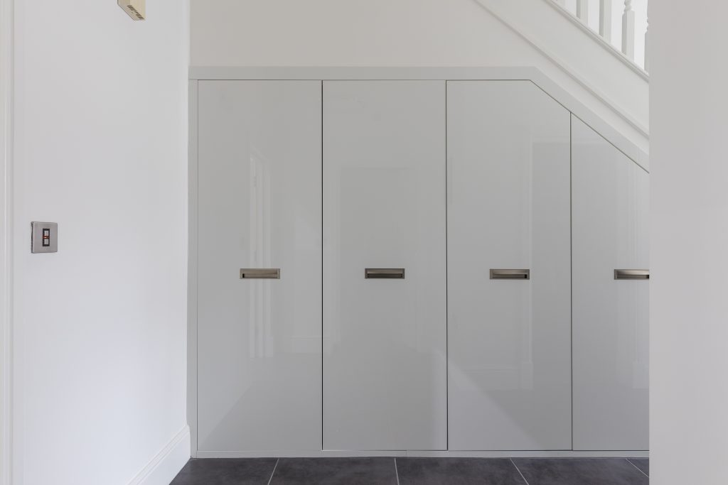 Hem Şık Hem de Çok Eşya Alan Merdiven Altı Vestiyer Modelleri - Görsel 4